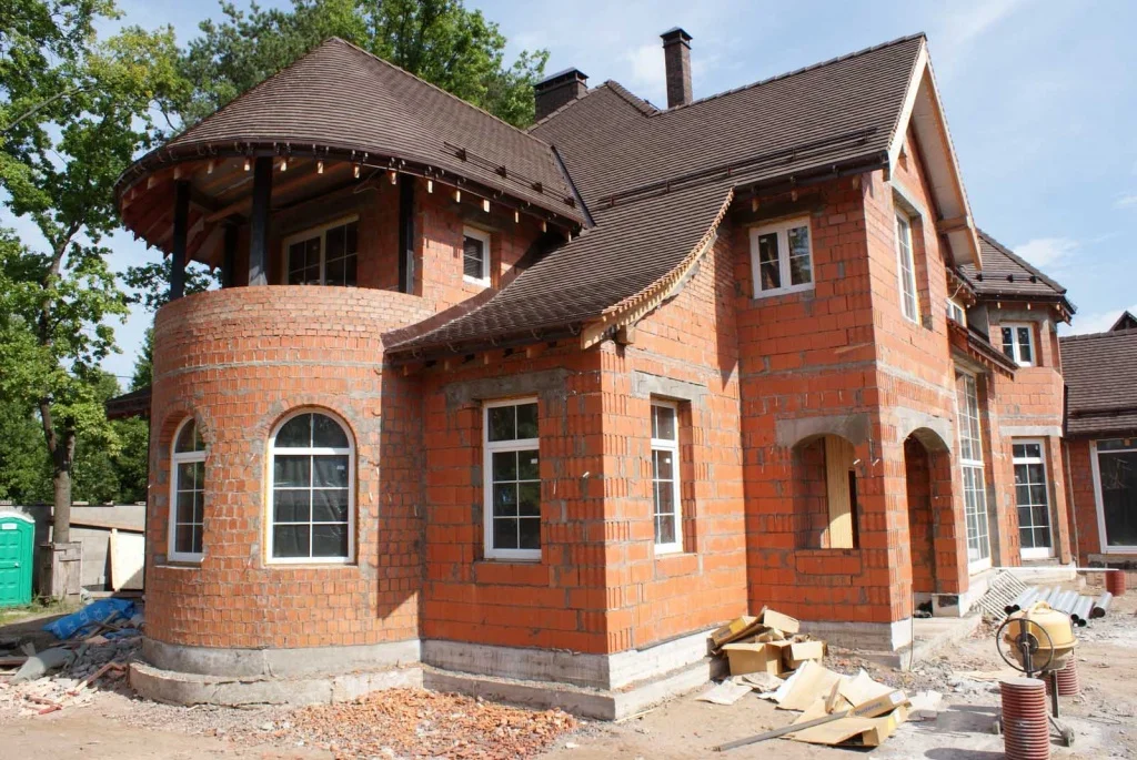 kottedzh-postroennyy-iz-poristyh-kirpichey.jpg